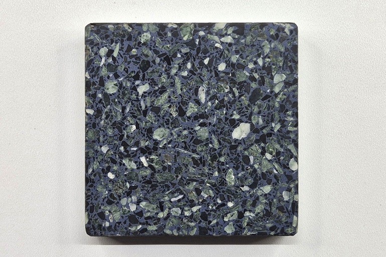 Donkerblauw terrazzo met zwarte Nero Ebano en groene Alpengroen steenkorrels, monster 328