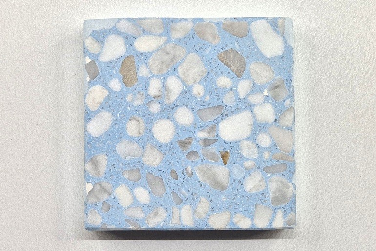 Lichtblauw terrazzo met witte Carrara marmerkorrels, monster 376