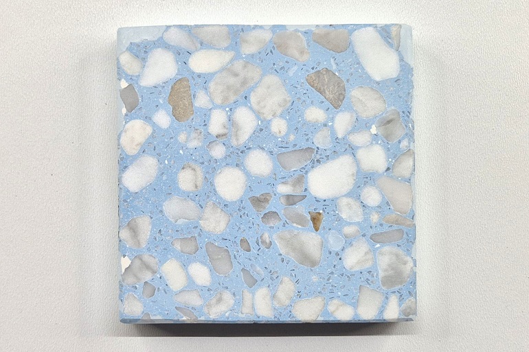 Lichtblauw terrazzo met witte Carrara marmerkorrels, monster 376