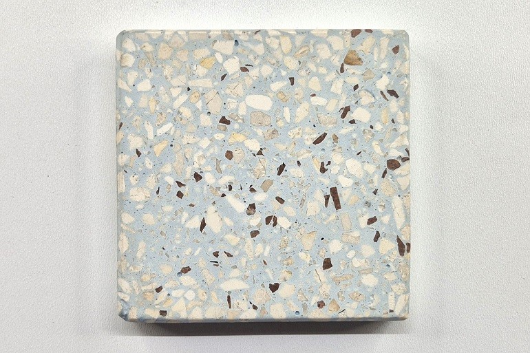 Blauwgrijs terrazzo met Ulmer wit en Rosso Levanto, monster 18