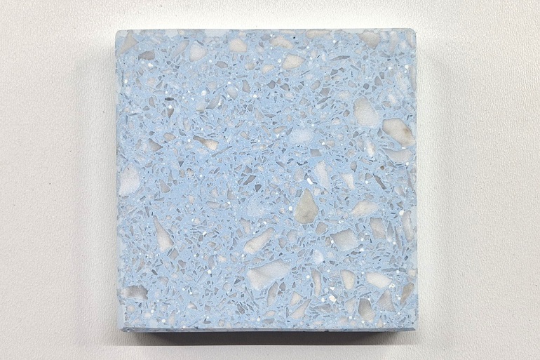 Lichtblauw terrazzo met Carrara marmerkorrels, monster 373