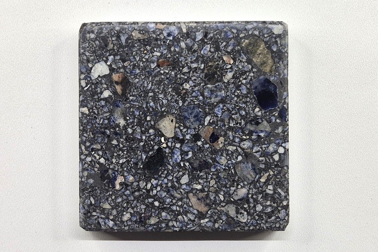 Donkerblauw terrazzo met Bahia blauw natuursteen