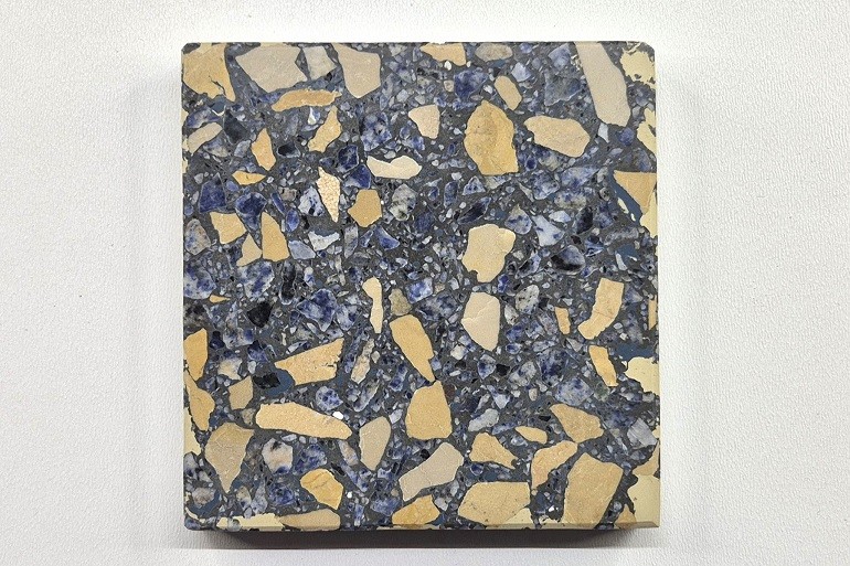 Blauw terrazzo met Bahia blauw en geel Mori natuursteen