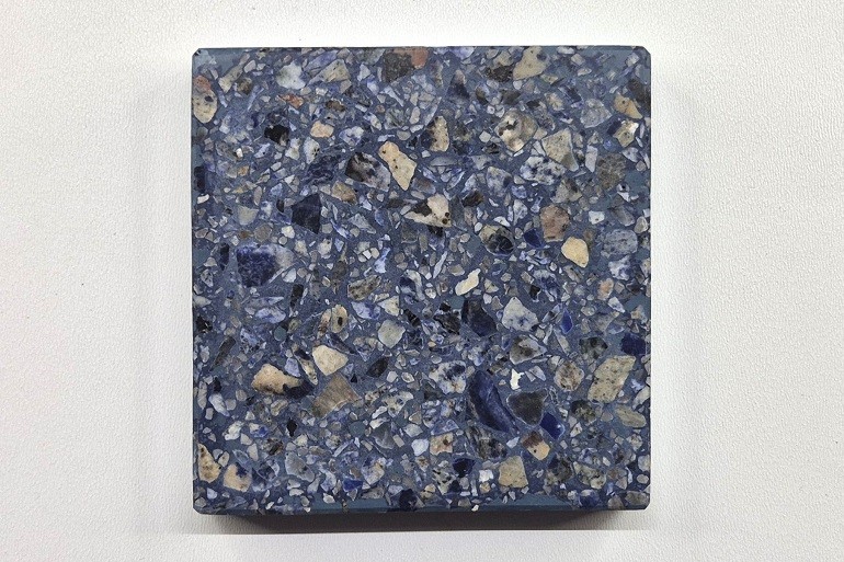 Donkerblauw terrazzo met Bahia blauw natuursteen