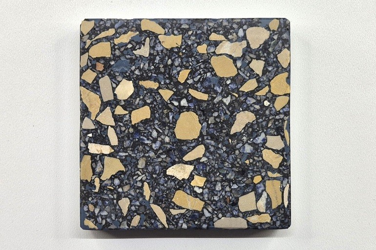Blauw terrazzo met Bahia blauw en geel Mori natuursteen