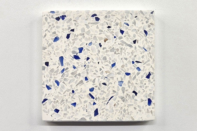 Licht terrazzo met blauw glas en wit Carrara marmer