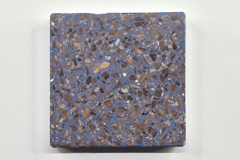 Donkerblauw terrazzo met bruin Mogano natuursteen