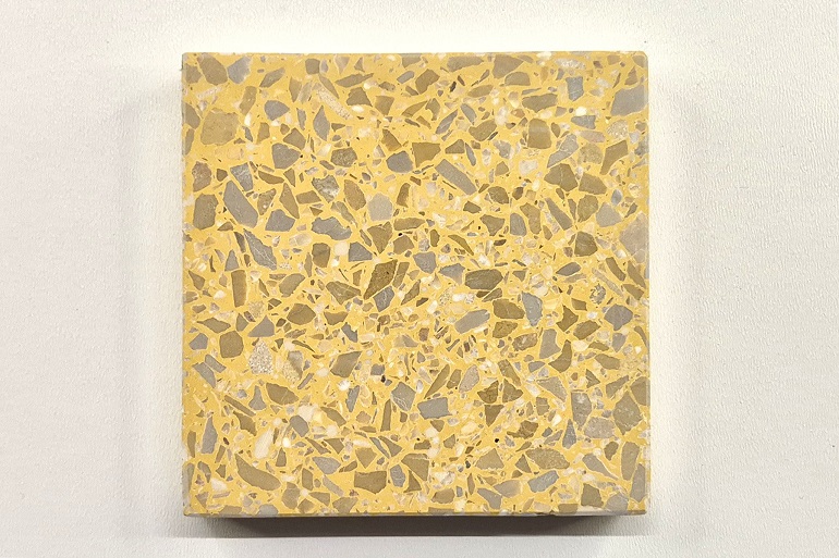 Geel terrazzo met geel Mori natuursteen, met een warme goudgele uitstraling en fijne kleurvariaties.
