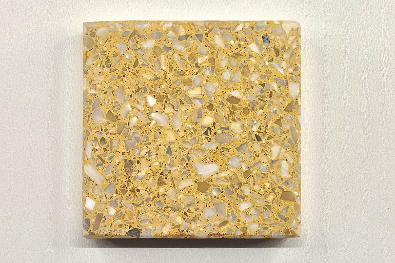Geel terrazzo met Mori, Carrara en Sienna natuursteen, met een levendige combinatie van gele, lichte en warme aardetinten.