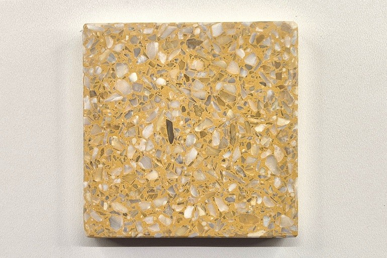 Geel terrazzo met Mori, Carrara marmer en Sienna, met een warme gele basis en subtiele verschillen in natuursteenkleur.