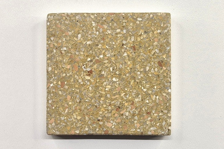 Geel terrazzo met Mori, Carrara marmer en Verona rood, met warme gele tinten en roodachtige natuursteenaccenten.
