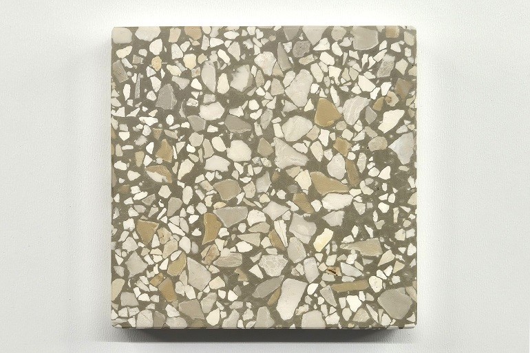 Geel terrazzo met Mori en Ulmer wit, met een warme gele basis en contrasterende lichte natuursteenfragmenten.