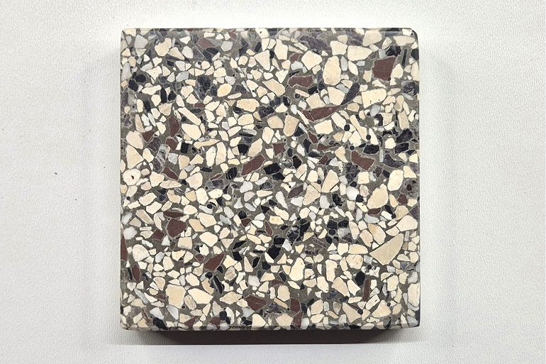 Grijs terrazzo met Ulmer wit en Duits rood, met een levendig contrast tussen lichte en donkerrode natuursteenfragmenten.