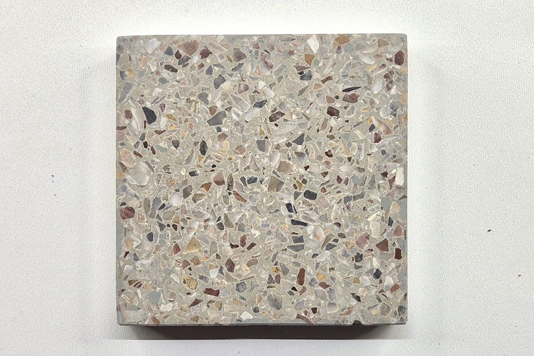 Lichtgrijs terrazzo met Arabescato marmer, met een fijne, subtiele natuursteenstructuur.