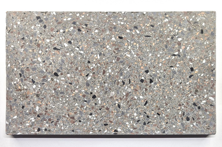 Grijs terrazzo met Sint-Anna natuursteen, speciaal samengesteld voor een rustige, gelijkmatige uitstraling die op beton lijkt.