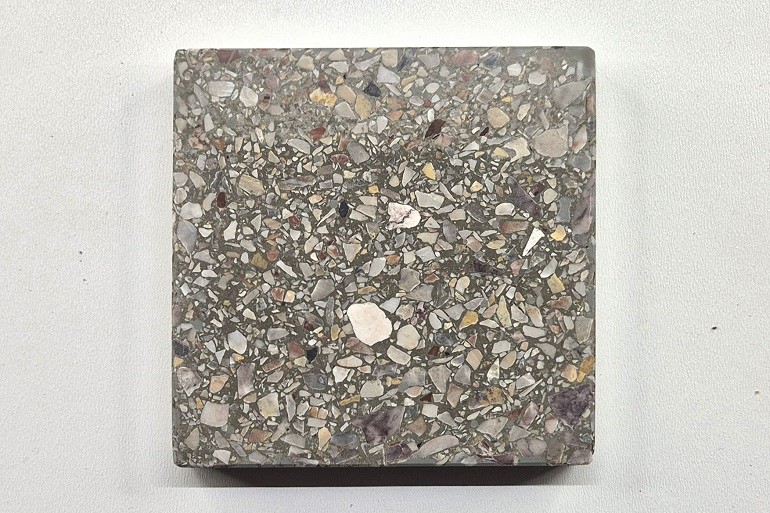 Grijs terrazzo met Arabescato marmer, met een fijne structuur en een afwisseling van lichte en donkere natuursteenfragmenten.