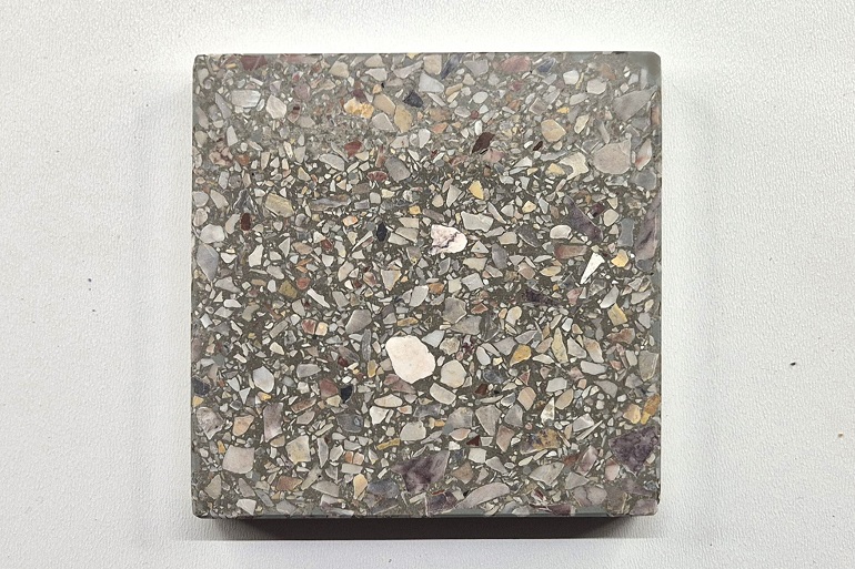 Grijs terrazzo met Arabescato marmer, met een fijne structuur en een afwisseling van lichte en donkere natuursteenfragmenten.
