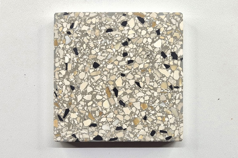 Lichtgrijs terrazzo met Botticino en Nero Ebano, met warme lichte natuursteen en contrasterende zwarte steentjes.