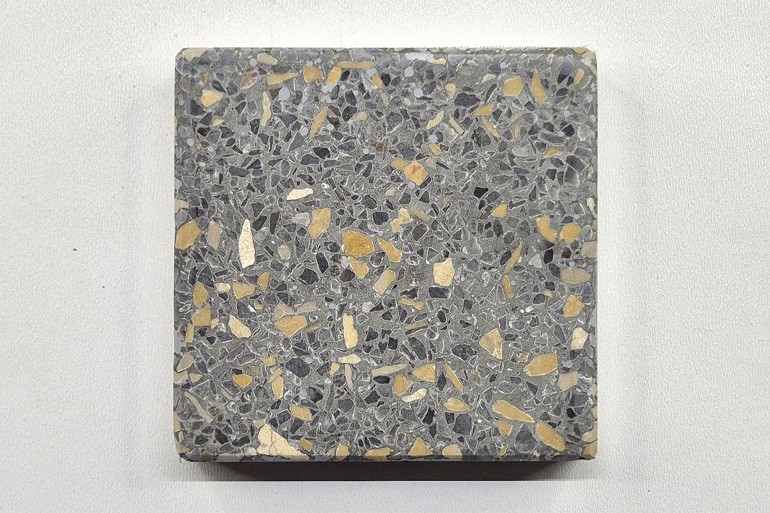Grijs terrazzo met geel Mori en Sint-Anna grijs, een combinatie van warme gele en donkere natuursteenfragmenten.