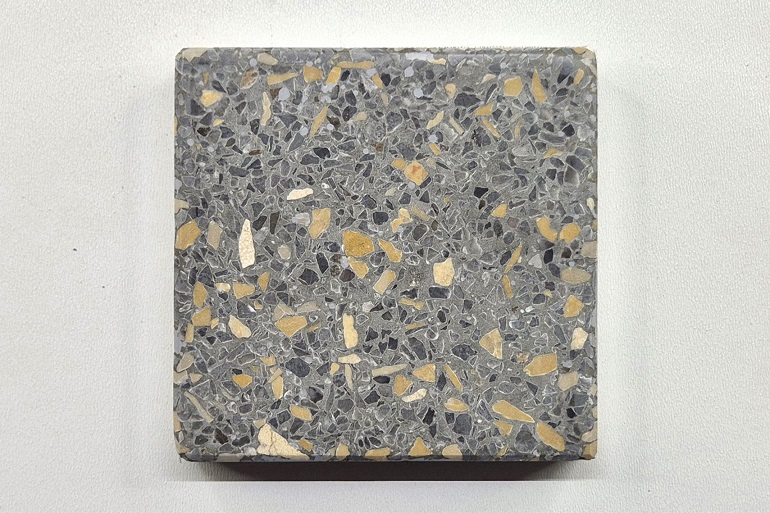 Grijs terrazzo met geel Mori en Sint-Anna grijs, een combinatie van warme gele en donkere natuursteenfragmenten.