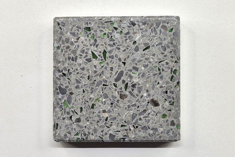 Grijs terrazzo met groen glas en Sint-Anna grijs, met subtiele groene glasfragmenten in een donkergrijze terrazzo basis.