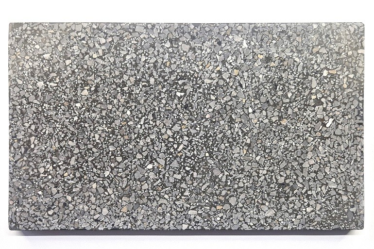 Grijs terrazzo met Sint-Anna natuursteen, met een gelijkmatige verdeling van fijne grijze steenkorrels en een ingetogen uitstraling.
