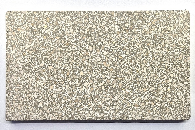 Lichtgrijs terrazzo met Ulmer wit, met een subtiele natuursteenstructuur en een rustige, egale uitstraling.