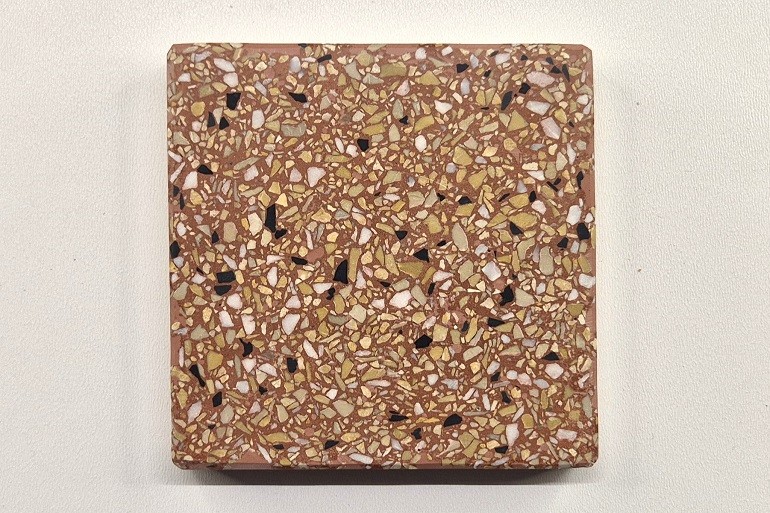 Rood terrazzo met geel Mori, Sienna en Nero, met een levendige combinatie van warme gele, roodbruine en donkere natuursteenkorrels.