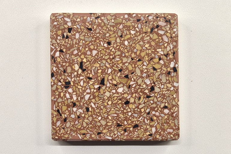 Rood terrazzo met geel Mori, Sienna en Nero, met een levendige combinatie van warme gele, roodbruine en donkere natuursteenkorrels.