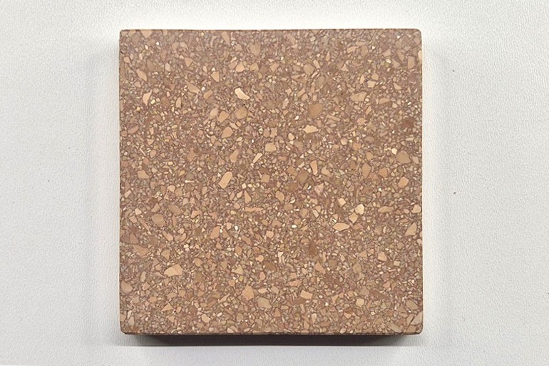 Rood terrazzo met Verona rood en geel Mori, met warme rood-oranje tinten en subtiele gele accenten.