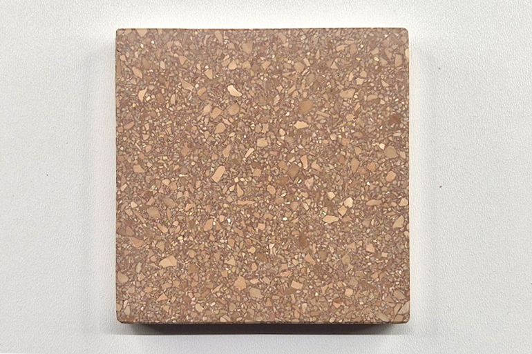 Rood terrazzo met Verona rood en geel Mori, met warme rood-oranje tinten en subtiele gele accenten.
