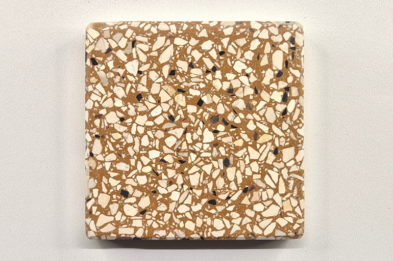 Rood terrazzo met Ulmer wit en Nero, met een levendig contrast tussen lichte en zwarte natuursteenkorrels.