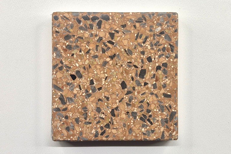 Rood-oranje terrazzo met Verona rood en Sint-Anna, met warme oranjerode tinten en donkere natuursteenfragmenten.
