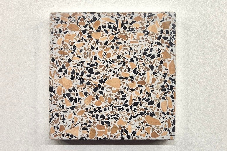 Rood terrazzo met Nero Ebano en Verona rood, met een opvallend contrast tussen donkere en roodachtige natuursteenkorrels.