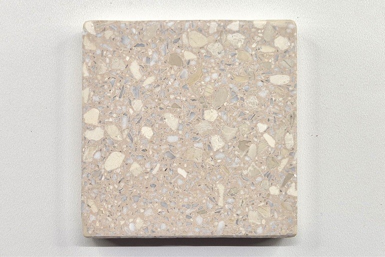 Zacht rood-roze terrazzo met Carrara en Verona wit, met een subtiele structuur van lichte natuursteenkorrels.