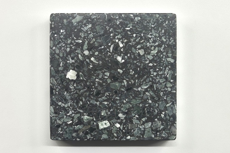 Zwart terrazzo met Alpengroen natuursteen, met een gelijkmatige structuur en subtiele grijze kleurnuances.