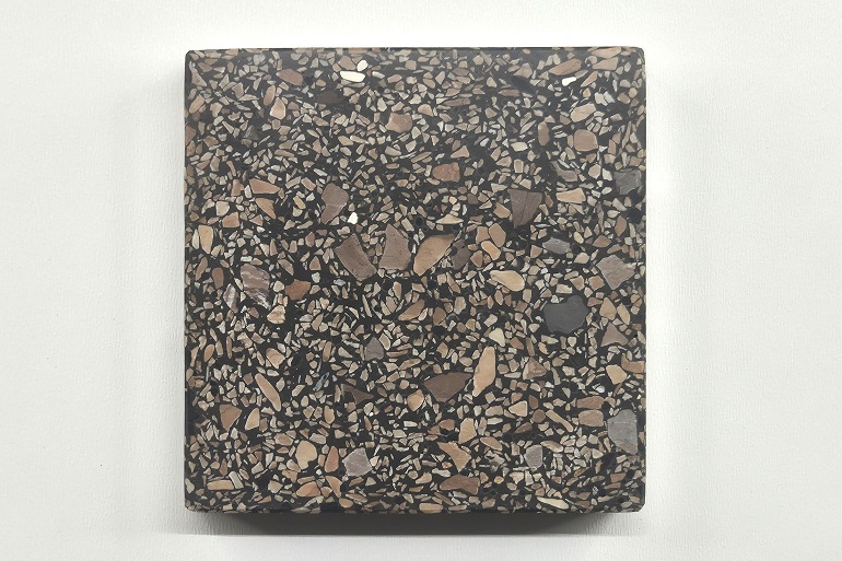Zwart terrazzo met Bruin Mogano natuursteen, met warme bruintinten die een subtiel contrast vormen met de zwarte basis.