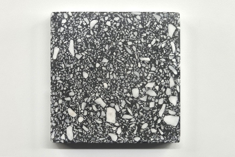 Zwart terrazzo met wit Carrara marmer, met lichte natuursteenfragmenten die een mooi contrast vormen met de donkere basis.
