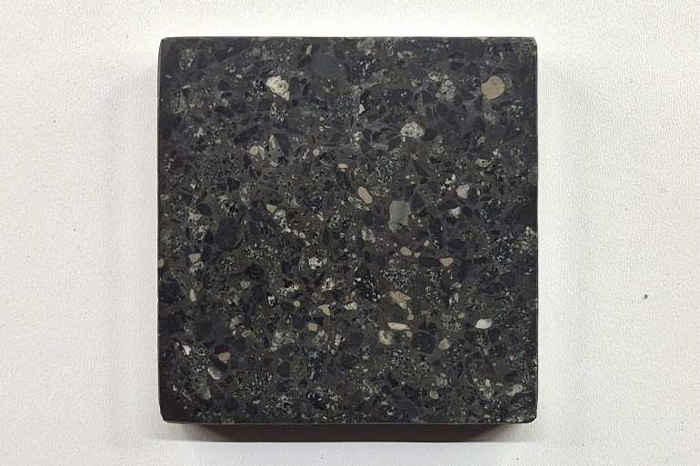 Zwart terrazzo met donkergroene natuursteen en Nero, met een diepe donkere kleur en subtiele groene accenten.