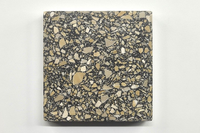 Zwart terrazzo met Geel Mori natuursteen, met warme geelbruine accenten en een levendige, contrastrijke structuur.