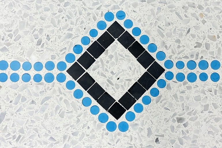 Glas terrazzo, blauw parels en mozaïek