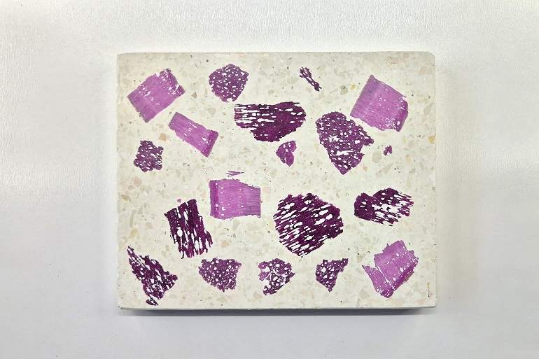 Licht terrazzo met grote stukken synthetische robijn in roze en dieprode tinten. Licht terrazzo met grote stukken synthetische robijn in roze en dieprode tinten.