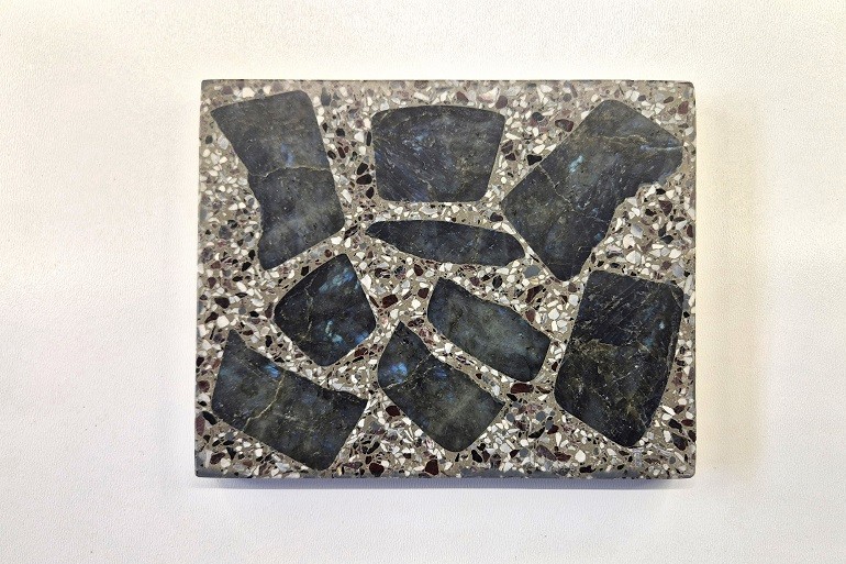 Handgemaakt terrazzo met grote natuurlijke Labradoriet plakken met een blauwe glans.