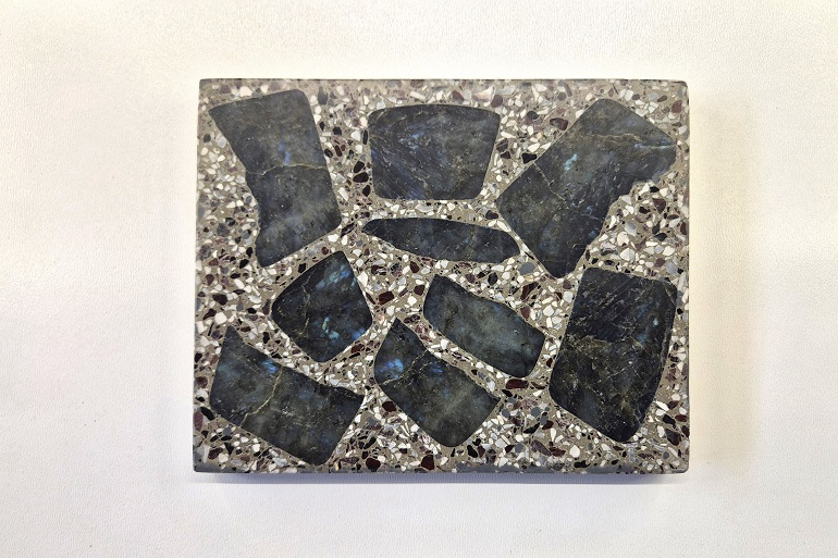 Handgemaakt terrazzo met grote natuurlijke Labradoriet plakken met een blauwe glans. Handgemaakt terrazzo met grote natuurlijke Labradoriet plakken met een blauwe glans.