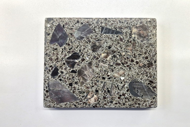 Handgemaakt terrazzo met natuurlijke labradorietbrokken met roze, violette en blauwe glans. Handgemaakt terrazzo met natuurlijke labradorietbrokken met roze, violette en blauwe glans.