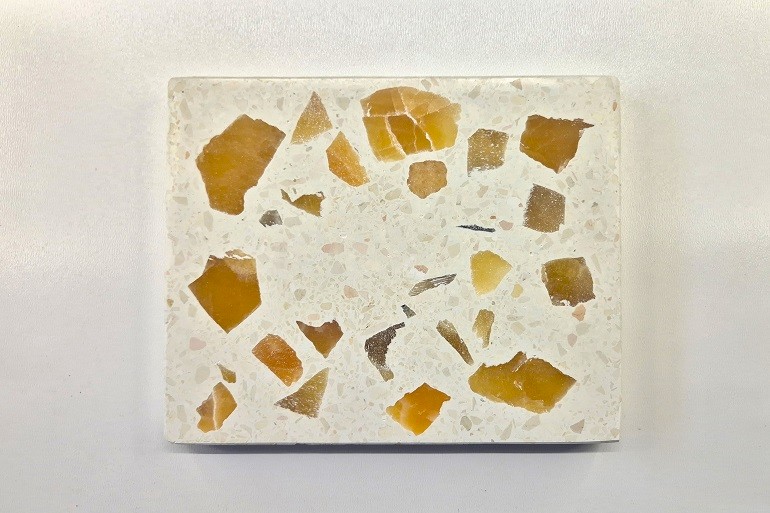 Licht terrazzo met groet brokken oranjecalciet.