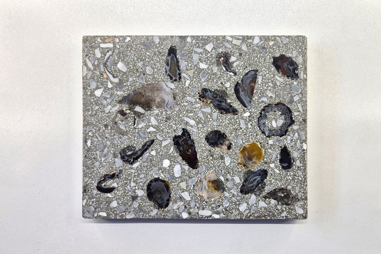 Grijs terrazzo met een mix van verschillende gezaagde agaatstukken. Grijs terrazzo met een mix van verschillende gezaagde agaatstukken.