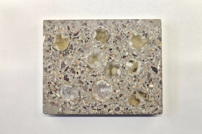 Grijs terrazzo met doorgeslepen natuurlijke geodes en zichtbare kristalstructuren. Grijs terrazzo met doorgeslepen natuurlijke geodes en zichtbare kristalstructuren.