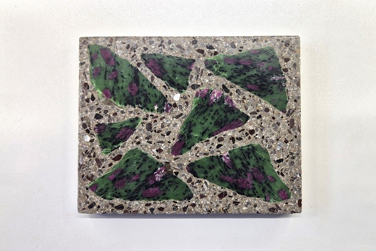 Terrazzo met grote ingelegde plakken groen-roze anyoliet.
