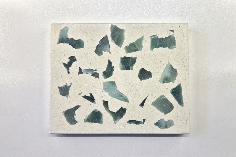 Terrazzo met ingelegde stukken natuurlijke aventurijn.